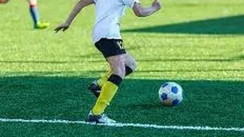 巴塞客场10人挑战本菲卡，拉皮尼亚进球逆转取胜